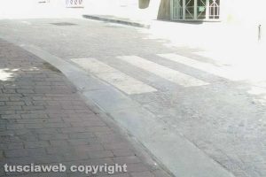 Viterbo - L'attraversamento pedonale a via Cairoli