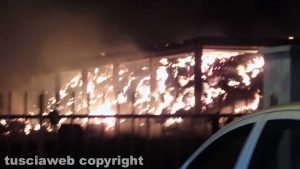 Grotte di Castro - In fiamme capannone di rotoballe