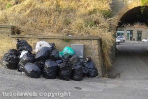 Viterbo - Sacchi di rifiuti su viale Raniero Capocci