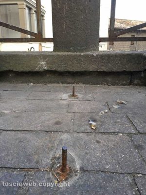 Viterbo - Via Ascenzi - Spuntoni pericoloso dove era attaccata la panchina