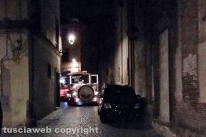 Viterbo - La sosta selvaggia blocca il trenino in via San Pietro