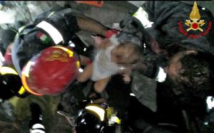 Terremot all'isola d'Ischia - Vigili del fuoco salvano neonato