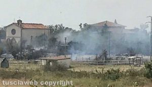 Viterbo - Incendio in strada Ponte del Diavolo