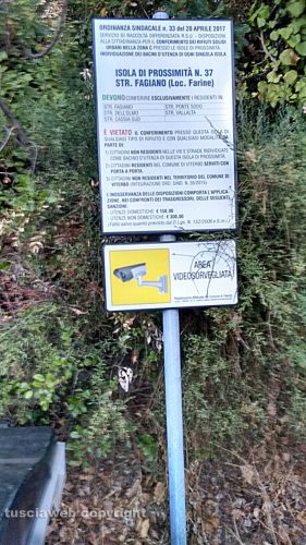 Il cartello in un'isola di prossimitàIl cartello in un'isola di prossimità