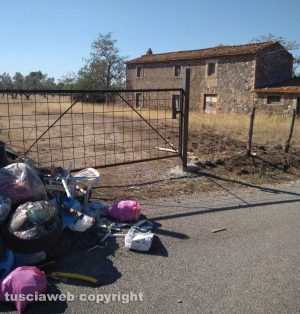 Viterbo - Discarica a cielo aperto in località Ca' l'aglio (Cassia sud)