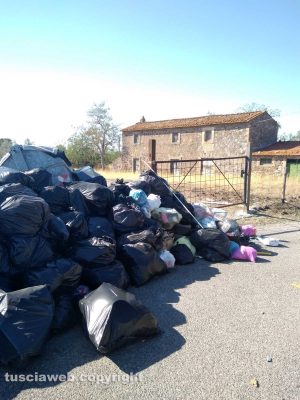 Viterbo - Discarica a cielo aperto in località Ca' l'aglio (Cassia sud)