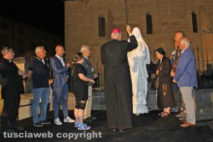 Il vescovo Lino Fumagalli benedice la statua di santa Rosa