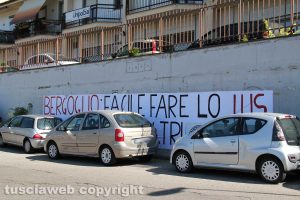 Viterbo - Lo striscione di Casapound contro il papa a via Ferroni 