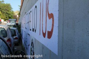 Viterbo - Lo striscione di Casapound contro il papa a via Ferroni 