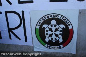 Viterbo - Lo striscione di Casapound contro il papa a via Ferroni 