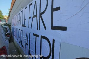 Viterbo - Lo striscione di Casapound contro il papa a via Ferroni 