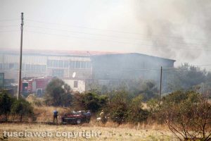 Viterbo - Incendio in strada Ponte del Diavolo - Il capannone