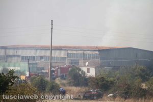Viterbo - Incendio in strada Ponte del Diavolo - Il capannone