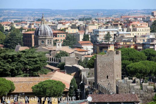 Viterbo dall'alto - Sullo sfondo la chiesa di santa Rosa
