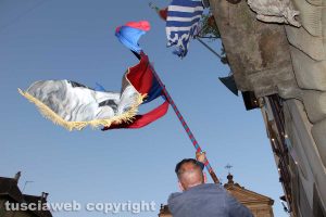 Ronciglione - Corse a vuoto 2017 - La consegna del palio dal balcone del comune