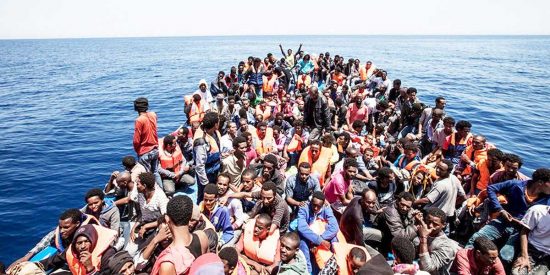 Un barcone carico di migranti