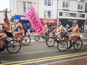 Manifestazione di nudisti a Brighton