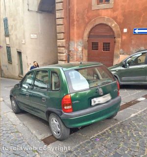 Tuscania - Parcheggio selvaggio in centro