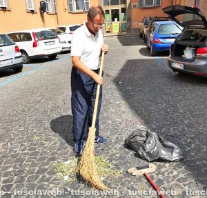 Viterbo - Don Pino pulisce fuori la chiesa a san Sisto