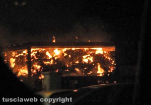 Grotte di Castro - In fiamme capannone di rotoballe