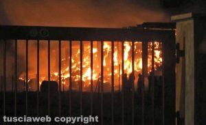 Grotte di Castro - In fiamme capannone di rotoballe