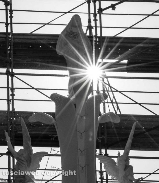 Splende la luce sulla piccola Santa