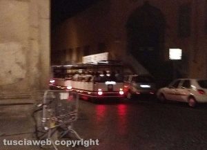 Viterbo - La sosta selvaggia blocca il trenino in via San Pietro