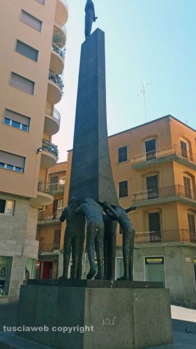 Viterbo - Scritte sul monumento ai facchini