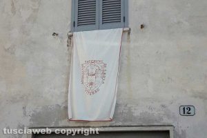Castiglione in Teverina - La bandiera del sodalizio fuori casa di don Alfredo Cento