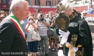 Viterbo - Santa Rosa - La consegna della mazza del maggiordomo