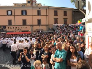 Viterbo - Il pubblico assiste al corteo storico di santa Rosa