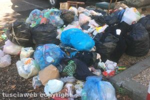 Viterbo - Cumuli di immondizia davanti alla stazione di porta Fiorentina