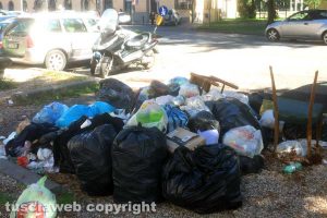 Viterbo - Cumuli di immondizia davanti alla stazione di porta Fiorentina