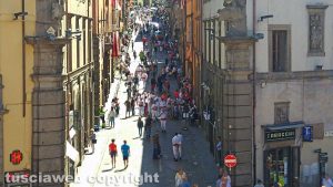 Viterbo – Santa Rosa – L’attesa lungo il percorso