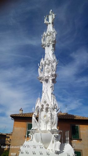 Viterbo - Gloria di fronte alla basilica di santa Rosa
