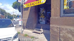 Viterbo - La tabaccheria in cui è avvenuto il furto 