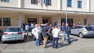 Viterbo - I lavoratori della Maico fuori dagli uffici dell'ispettorato del lavoro