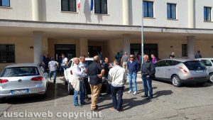 Viterbo - I lavoratori della Maico fuori dagli uffici dell'ispettorato del lavoro