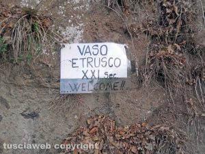 Il water abbandonato sulla Ronciglionese 