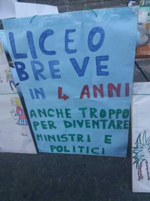 Il sit in di Coordinamento Scuole e Solidarietà Cittadina