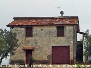 Tuscania - La casa danneggiata dalla tromba d'aria 