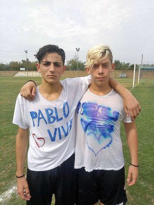 Castel sant'Elia - Due compagni di squadra di Mahmod Korkor con la maglietta "Pablo vive"