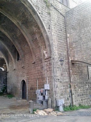 Viterbo - Degrado nei pressi di palazzo dei Papi