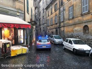 Viterbo - Scippo nel centro storico - Una volante della polizia verso via Valle Piatta