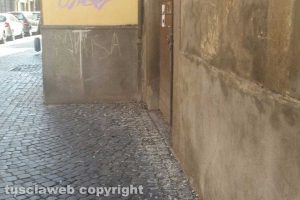 Viterbo - Incuria a via Cardinal La Fontaine