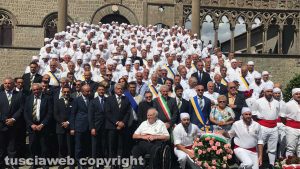 Viterbo - Santa Rosa - Trasporto 2017 - Il facchini sotto palazzo dei Papi