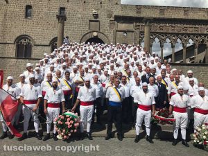 Viterbo - Santa Rosa - Trasporto 2017 - Il facchini sotto palazzo dei Papi