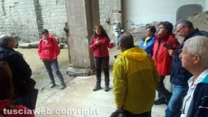 Annarita Properzi spiega al gruppo