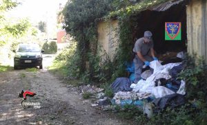 Terni - La biancheria abbandonata in strada e recuperata dai forestali