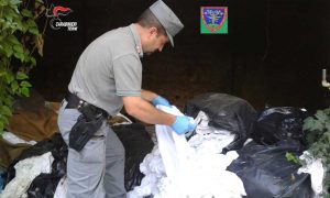 Terni - La biancheria abbandonata in strada e recuperata dai forestali